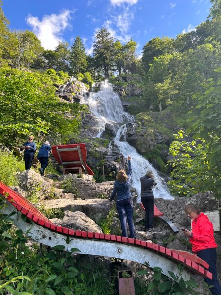 Cascadas de Todnau. Personas fotografiando las cascadas de Todnau en la Selva Negra en Alemania