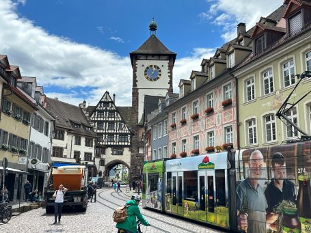 Ciudad de Friburgo de Brisgovia en Alemania.Tranvía y ciclistas en la ciudad de Friburgo de Brisgovia en Alemania en la puerta de Suavia