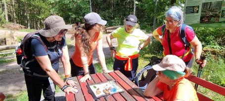 Guía medioambiental en La Selva Negra.Guía de montaña explicando a un grupo los diferentes tipos de hojas de árboles en La Selva Negra