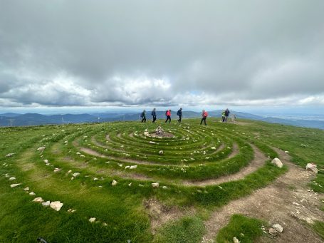 Laberinto en la Selva Negra.Personas haciendo el recorrido de un laberinto celta en la cumbre del Belchen en La Selva Negra en Alemania