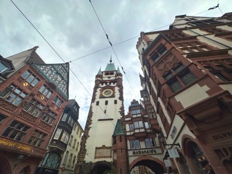 Puerta de San Martín.Foto de la puerta o torre de San Martín vista desde abajo en la ciudad de Friburgo de Brisgovia en Alemania