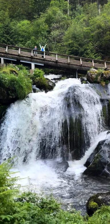 Personas en el puente de las Csscadas de Triberg en La Selva Negra